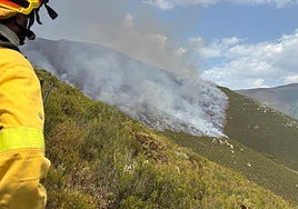 Un bombero de la BRIF de Tabuyo se prepara para actuar en el incendio de Llamas de Cabrera.