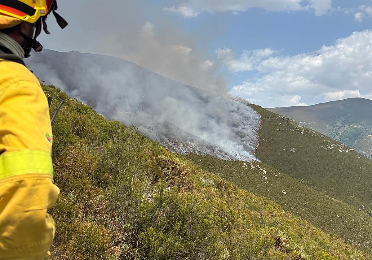 Un bombero de la BRIF de Tabuyo se prepara para actuar en el incendio de Llamas de Cabrera.