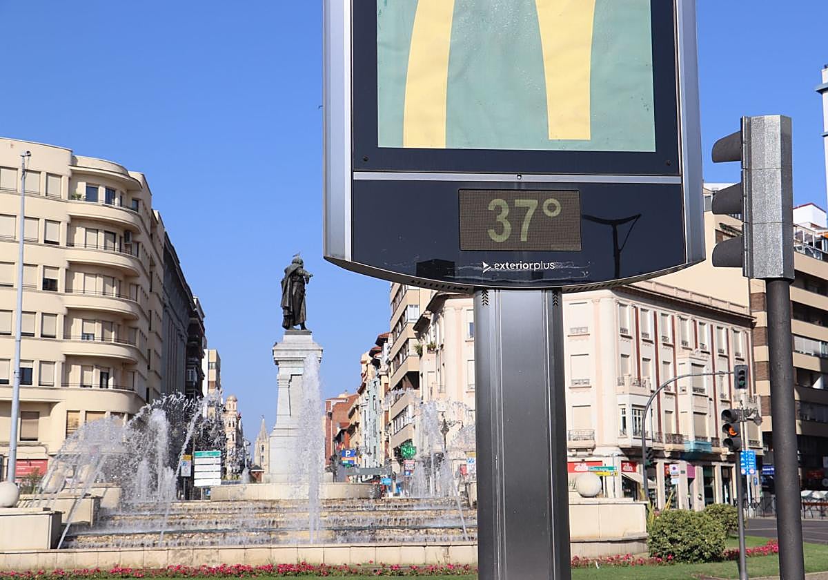 Un termómetro marca 37 grados con Guzmán el Bueno y la Catedral de León al fondo.