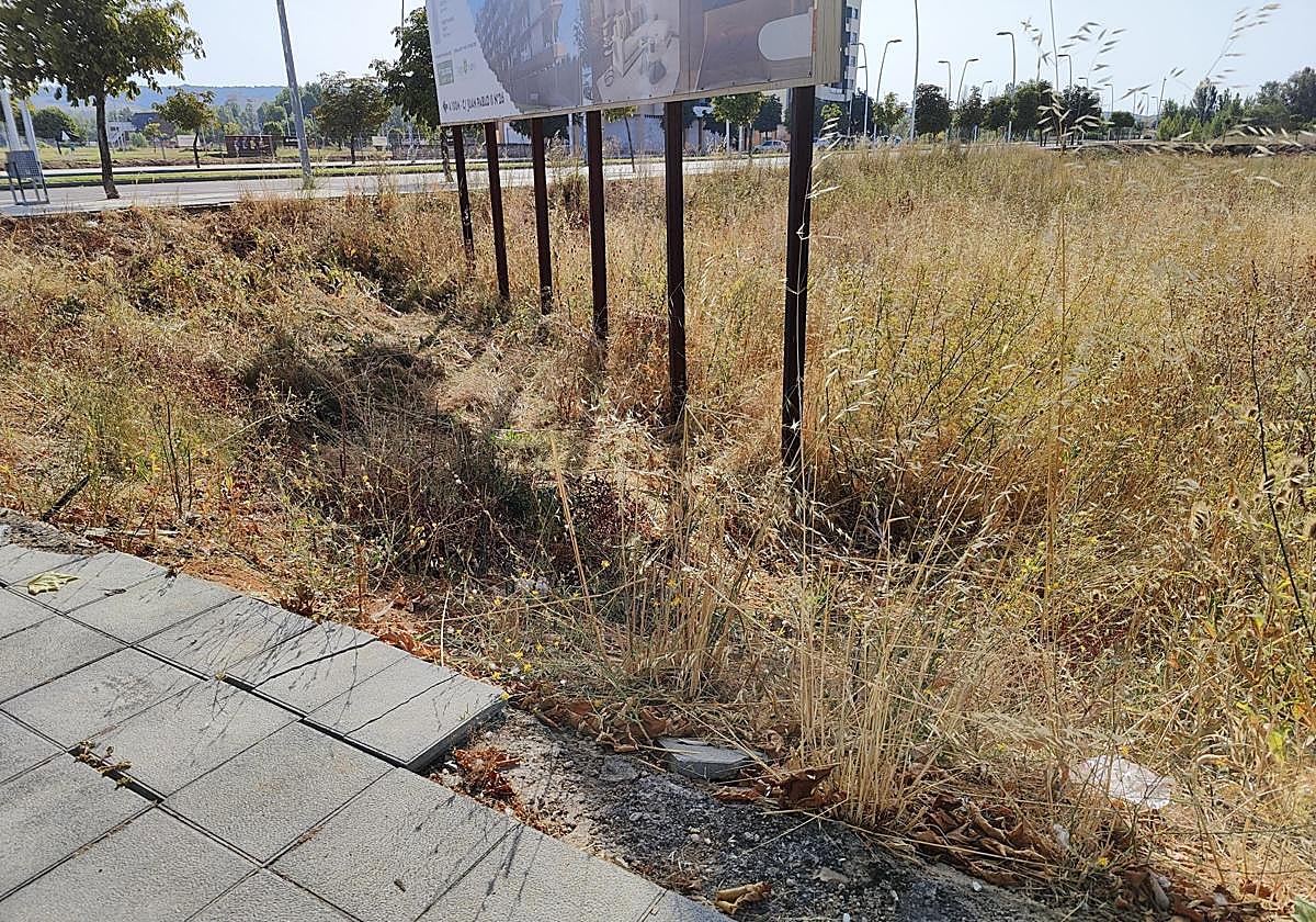 Uno de los solares que tendrán que ser vallados en el barrio leonés de La Lastra por estar su nivel por debajo del de la acera.