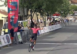 Fabrizio Crozzolo cruza primero la línea de meta en la localidad abulense de Aldeavieja.