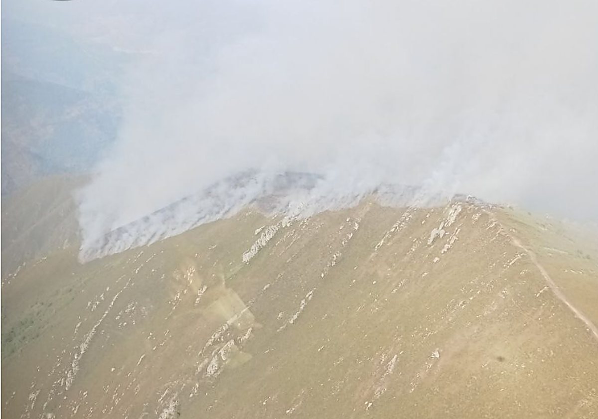 Imagen principal - Más imágenes del incendio en Llamas de Cabrera.