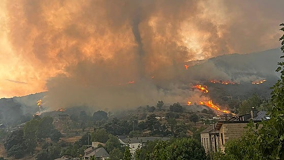 Más de 700 vecinos evacuados en Las Médulas, Orellán y Carucedo: «El incendio ya ha quemado casas y nos tiene rodeados»