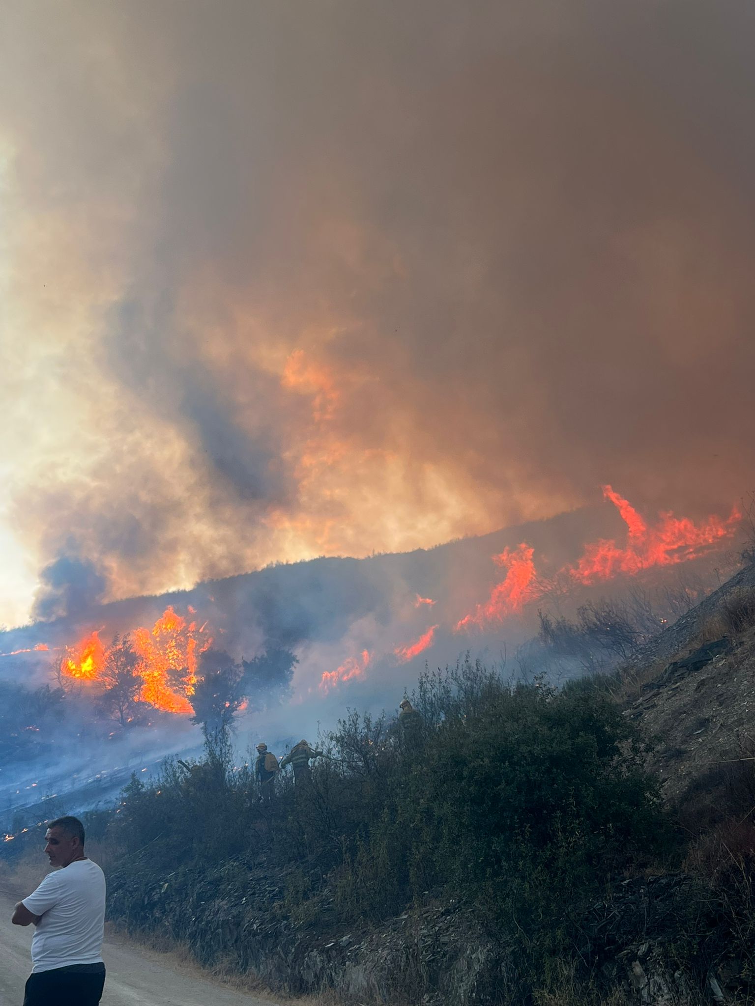 El fuego cerca el pueblo de Yeres,