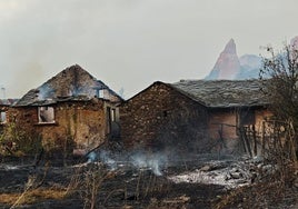 Casas afectadas por el incendio en Médulas.