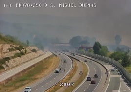 Imagen del corte de tráfico de la N-VI por el incendio de Almázcara.