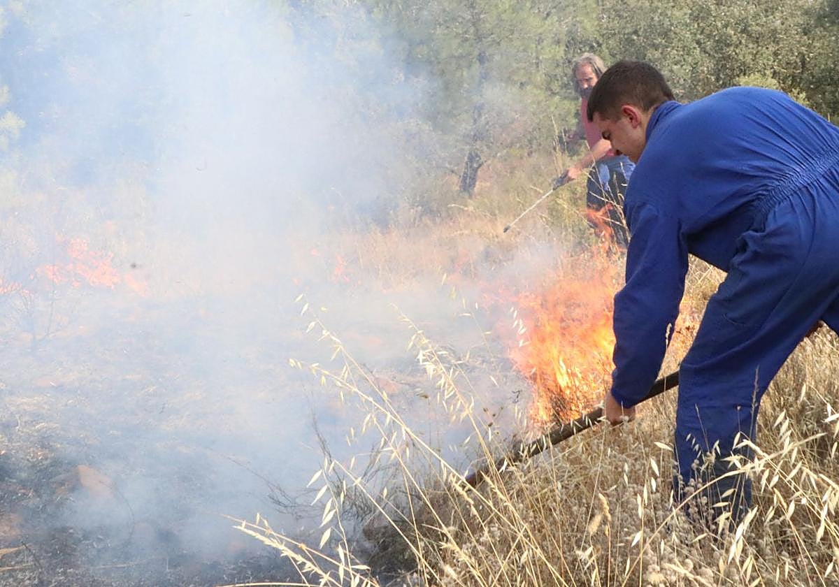 Voluntarios en la lucha contra el fuego en León