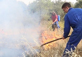 Los vecinos se organizan para combatir las llamas.