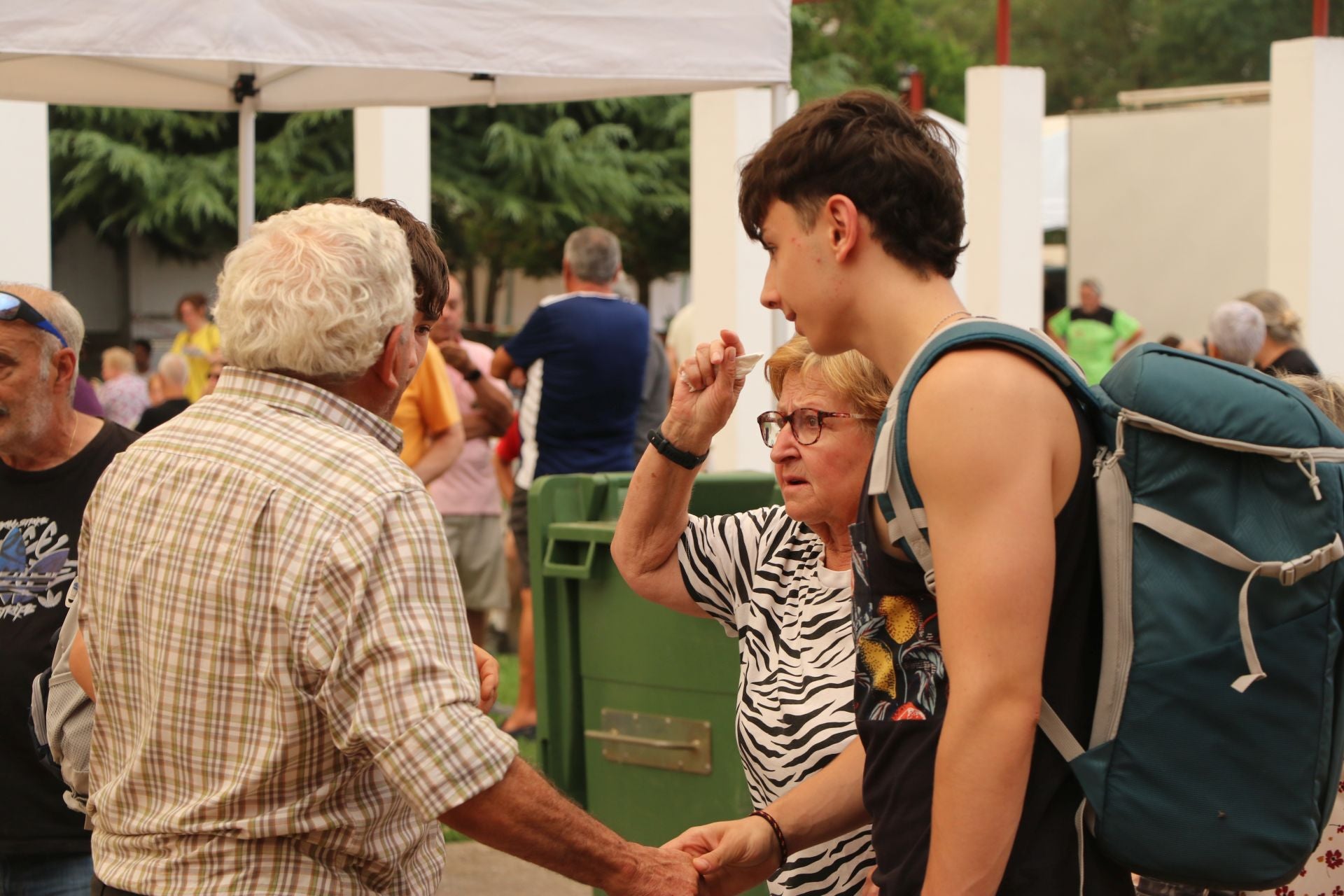 Imágenes de las personas desalojadas de los municipios cercanos al polideportivo de La Bañeza