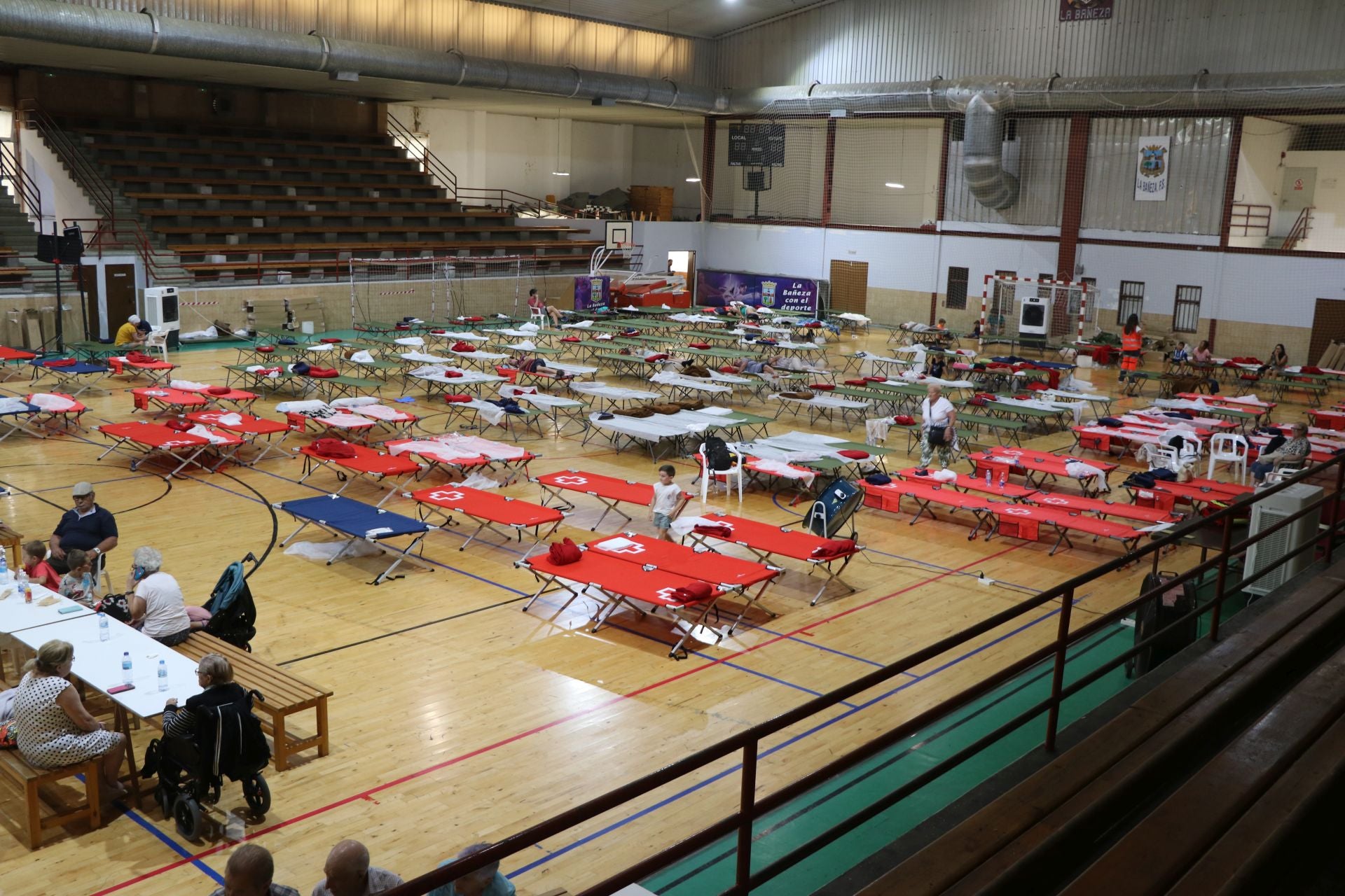 Imágenes de las personas desalojadas de los municipios cercanos al polideportivo de La Bañeza
