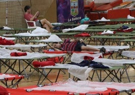 Varios vecinos de los municipios cercanos a La Bañeza en el polideportivo.