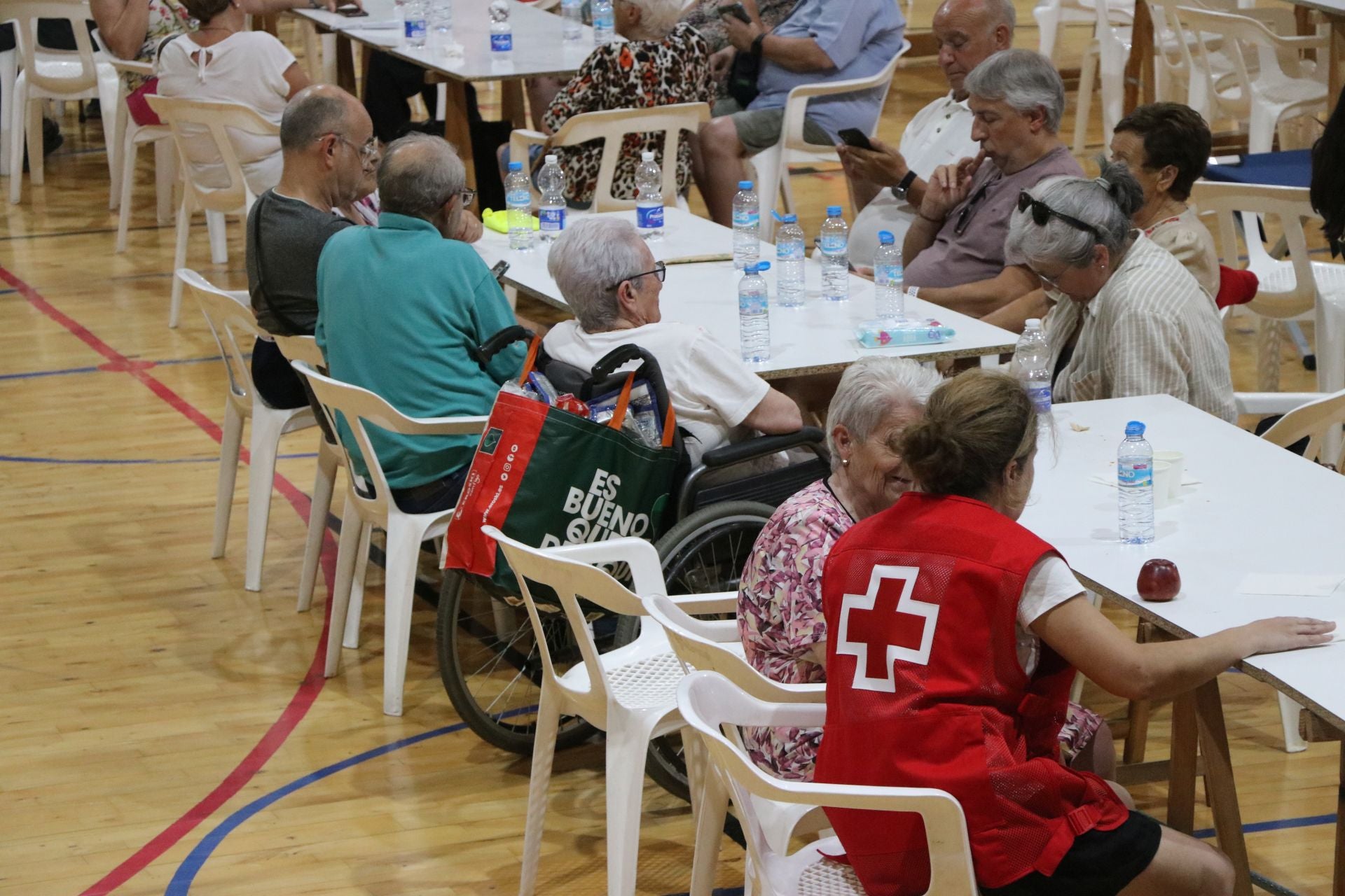Imágenes de las personas desalojadas de los municipios cercanos al polideportivo de La Bañeza