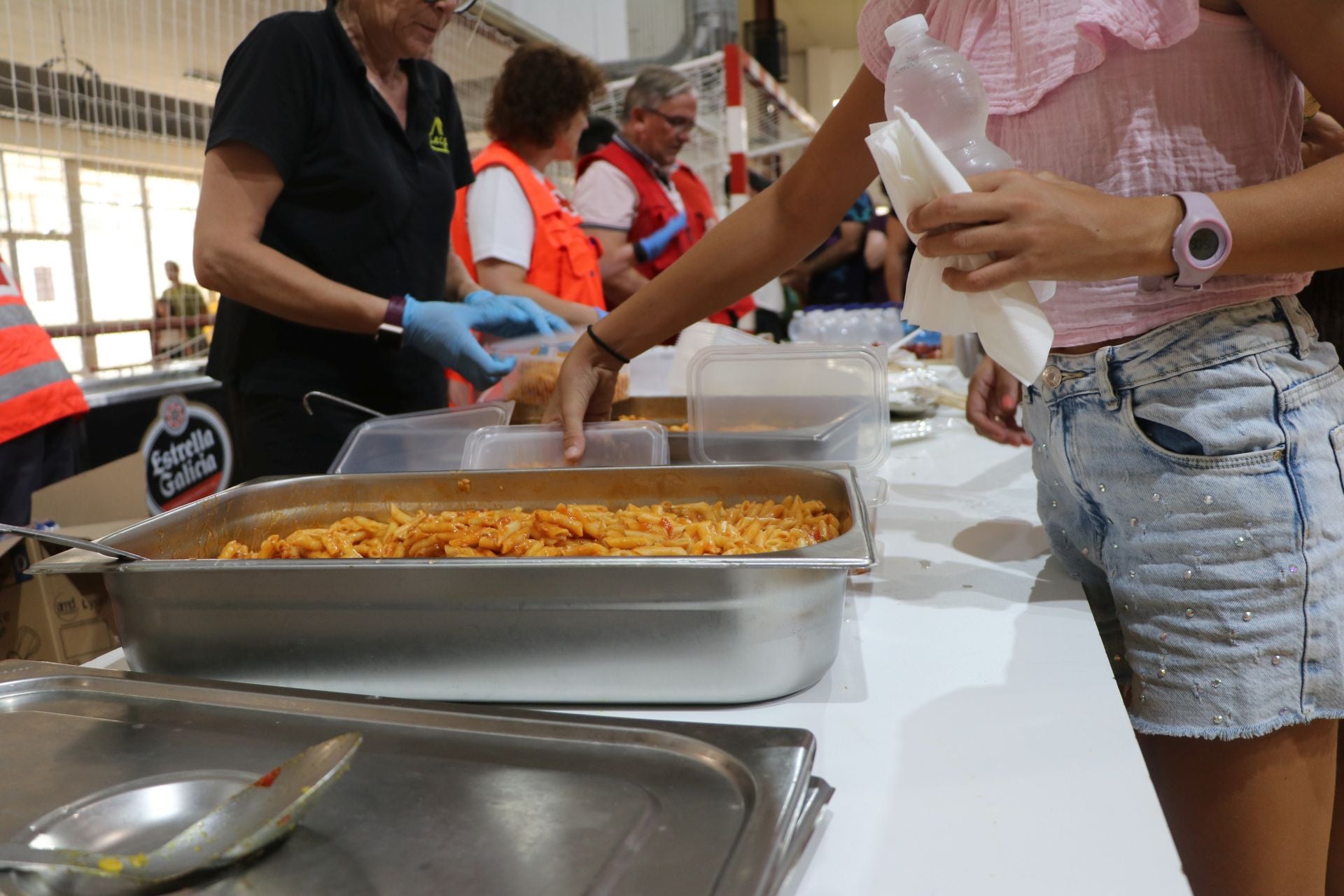 Imágenes de las personas desalojadas de los municipios cercanos al polideportivo de La Bañeza