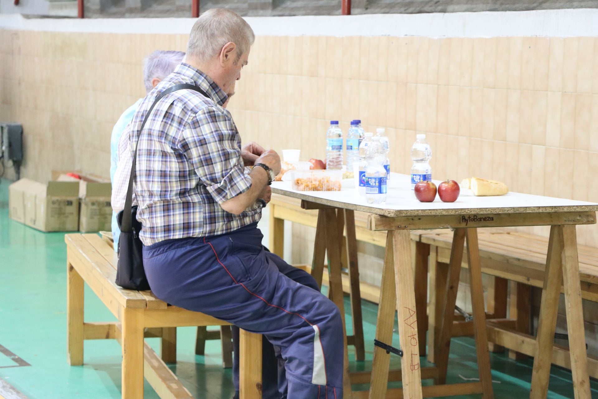 Imágenes de las personas desalojadas de los municipios cercanos al polideportivo de La Bañeza
