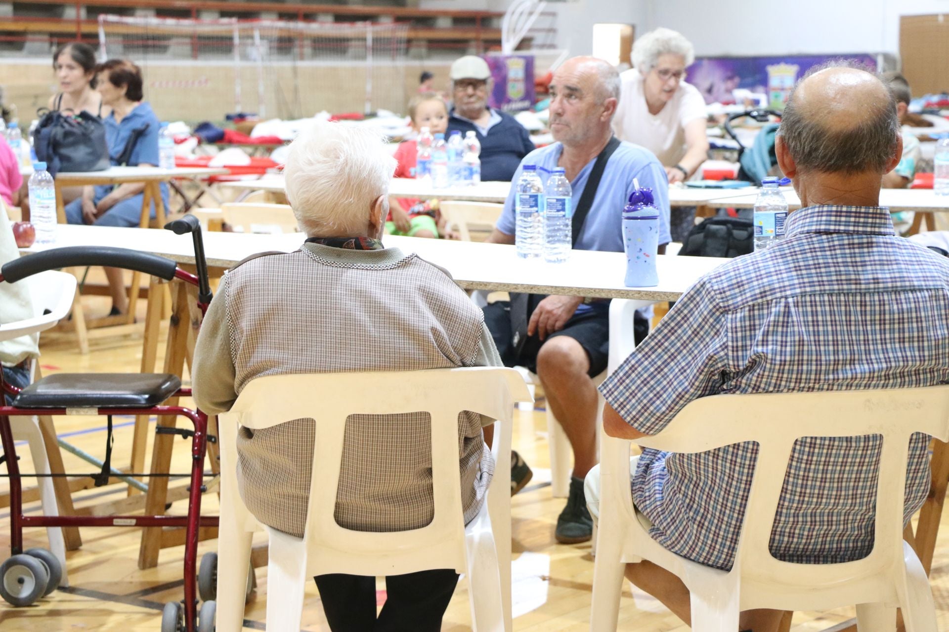Imágenes de las personas desalojadas de los municipios cercanos al polideportivo de La Bañeza