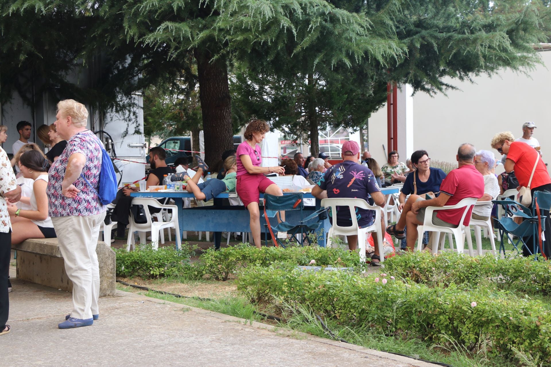 Imágenes de las personas desalojadas de los municipios cercanos al polideportivo de La Bañeza