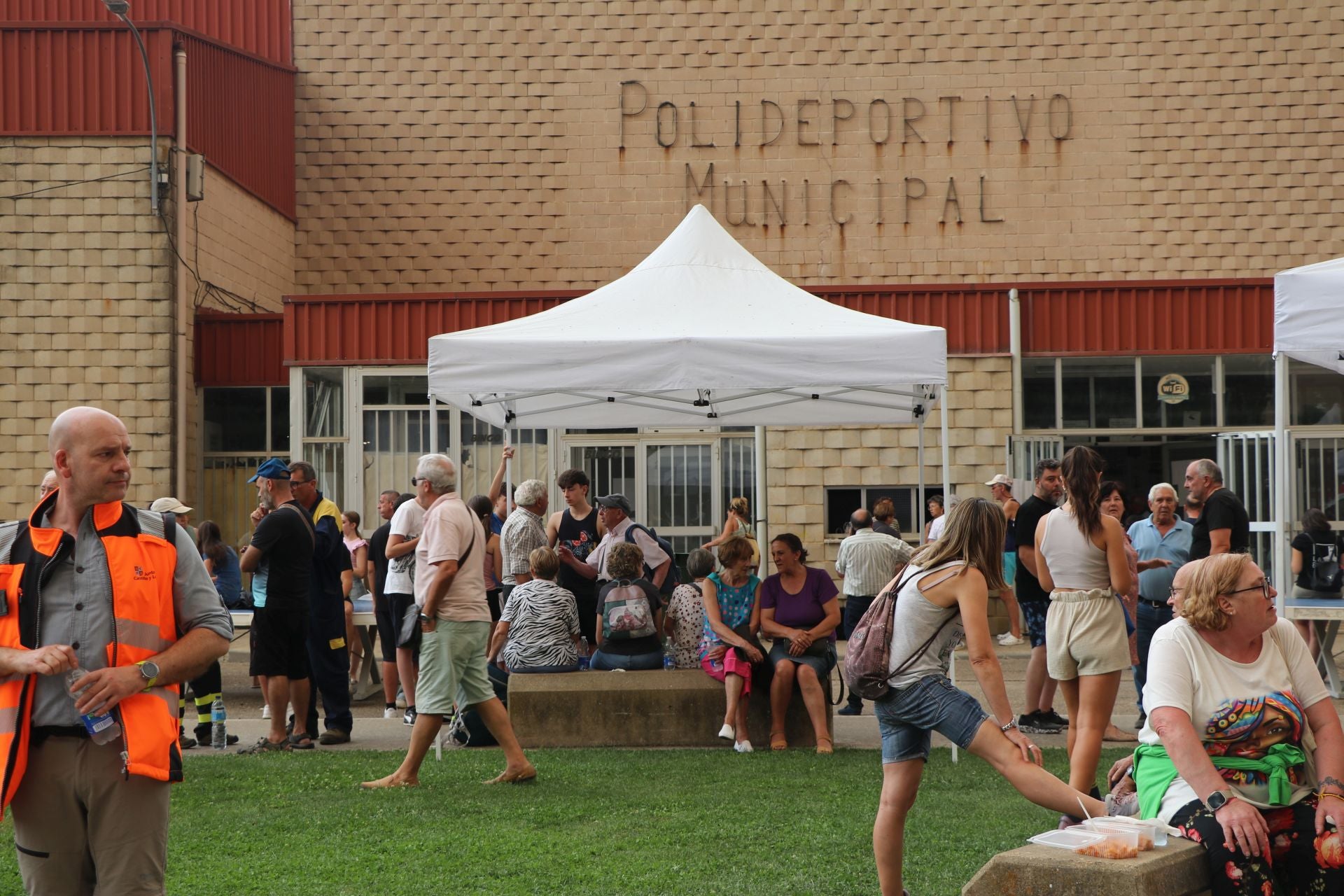 Imágenes de las personas desalojadas de los municipios cercanos al polideportivo de La Bañeza
