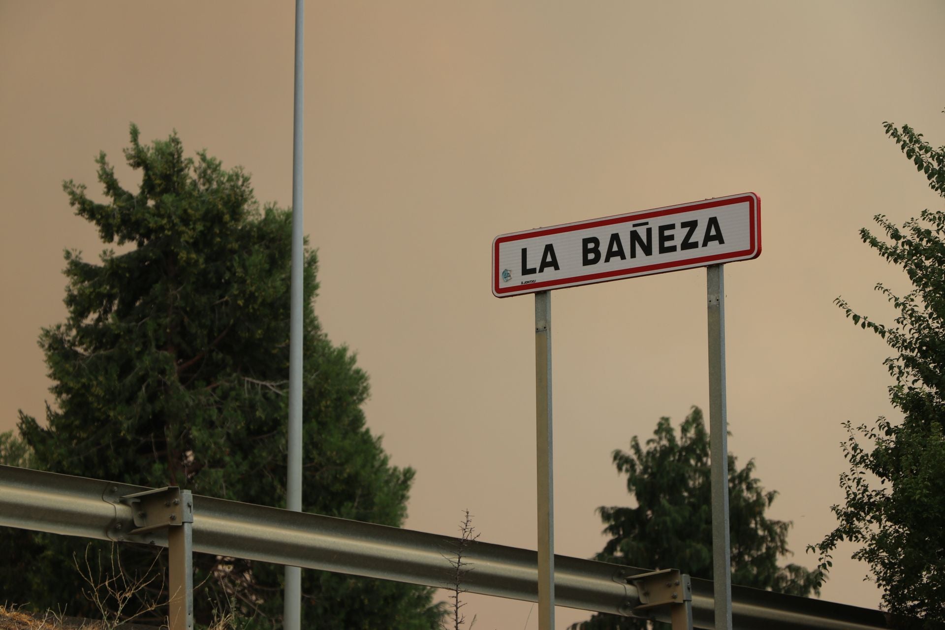 Imágenes de las personas desalojadas de los municipios cercanos al polideportivo de La Bañeza