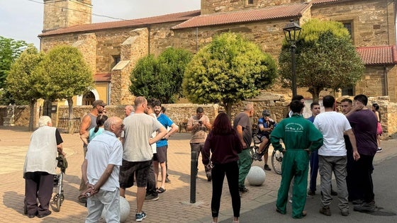 Trabajos de extinción en el incendio de Orallo durante esta madrugada.