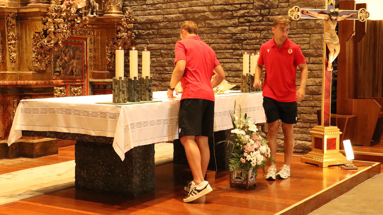 Tradicional ofrenda floral de la Cultural a la Virgen del Camino