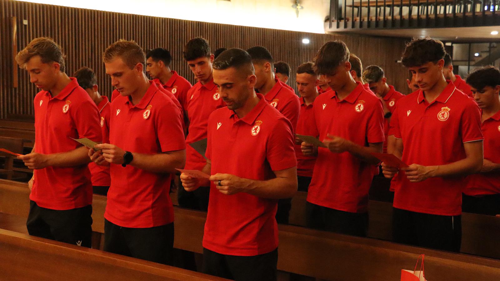 Tradicional ofrenda floral de la Cultural a la Virgen del Camino