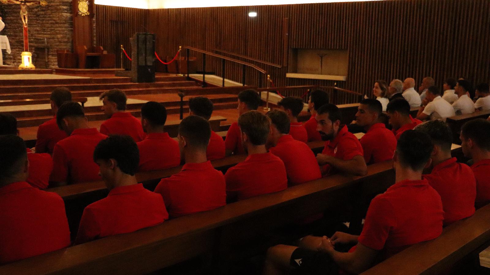 Tradicional ofrenda floral de la Cultural a la Virgen del Camino