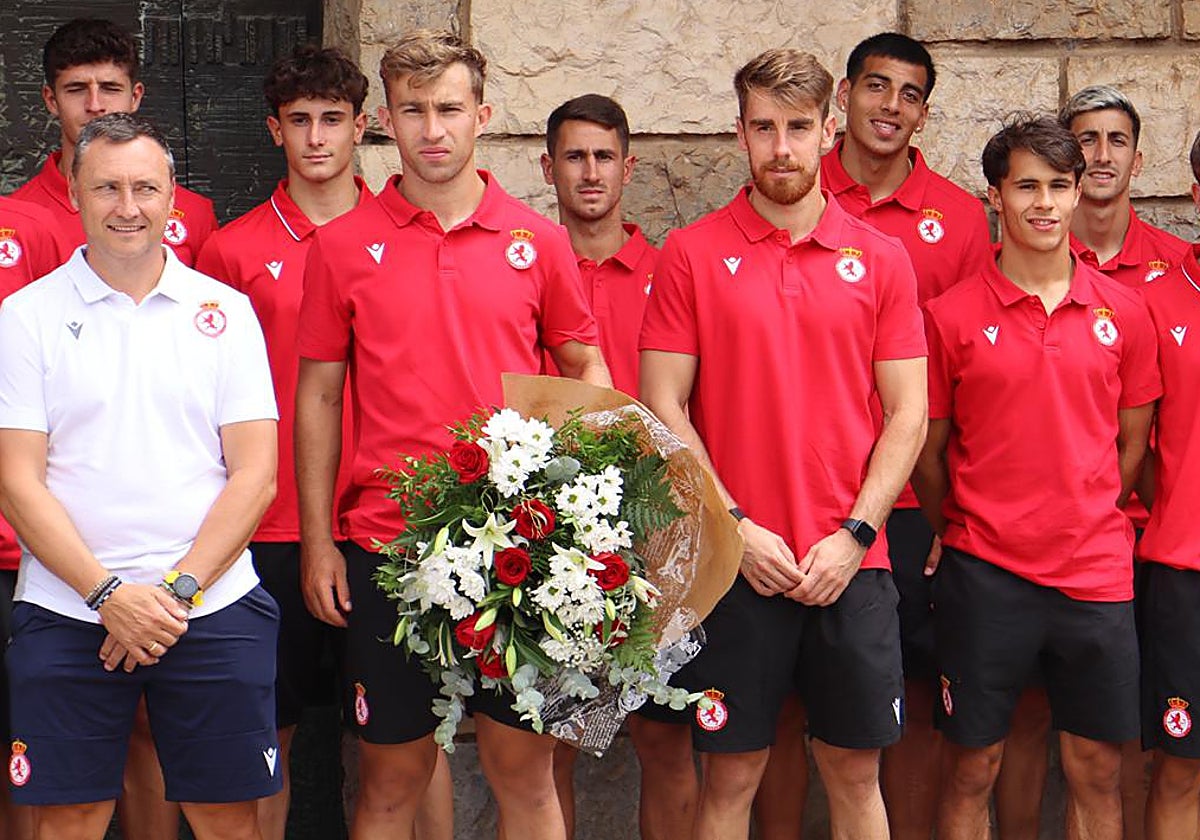 Rodi Suárez, con el ramo de flores que se entregó a la Virgen del Camino