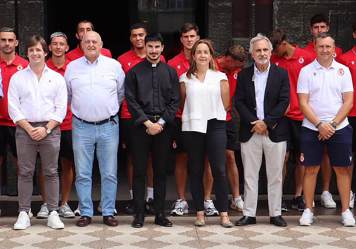 Tradicional ofrenda floral de la Cultural a la Virgen del Camino