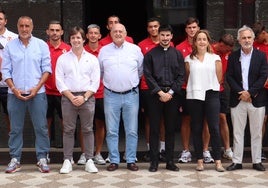 La directiva y jugadores de la Cultural, a la entrada de la Basílica de la Virgen del Camino