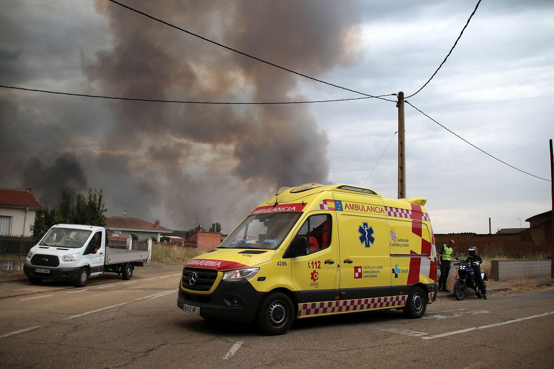 Las imágenes de la evacuación de un pueblo de León por los incencios