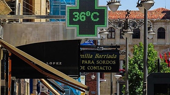 Cal y arena para los incendios: riesgo de tormentas y alivio en las temperaturas en León