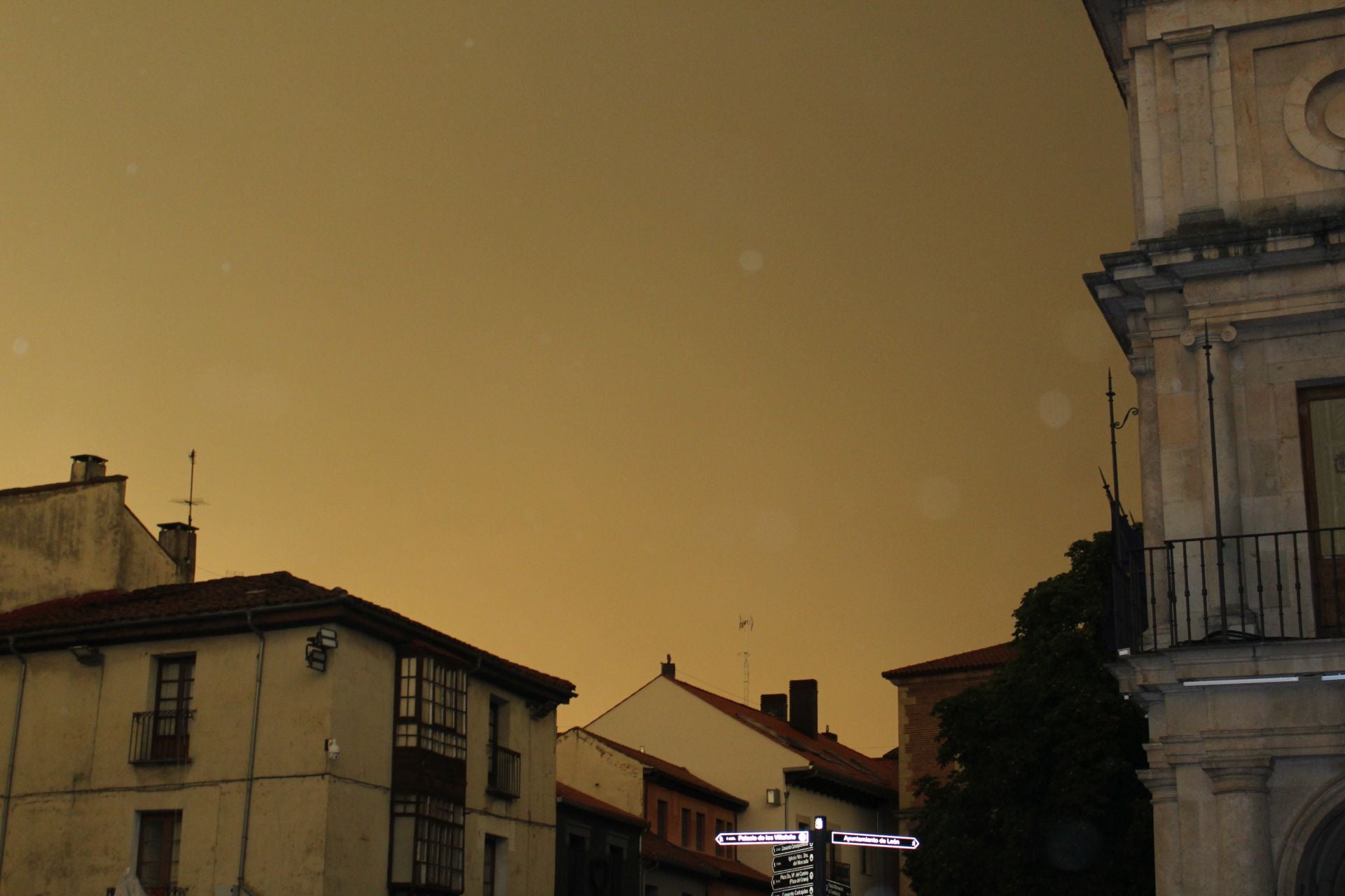 El cielo de León se cubre de rojo y llueve ceniza
