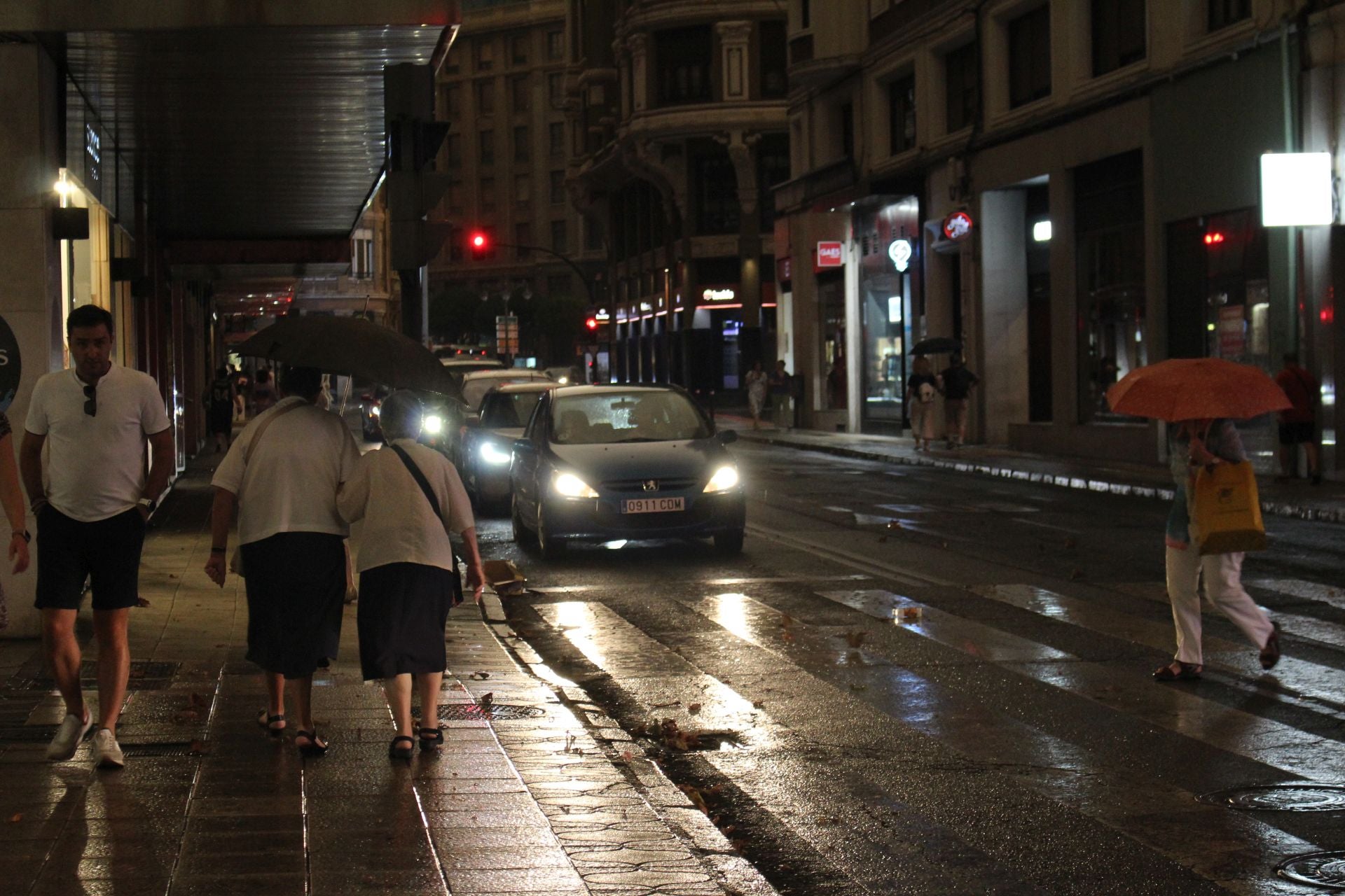 El cielo de León se cubre de rojo y llueve ceniza