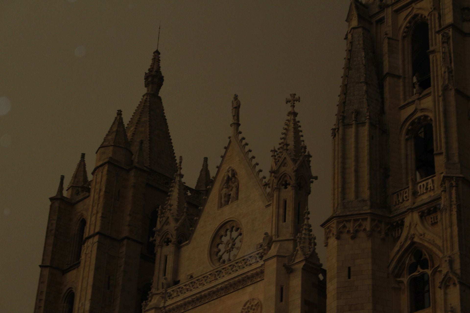 El cielo de León se cubre de rojo y llueve ceniza
