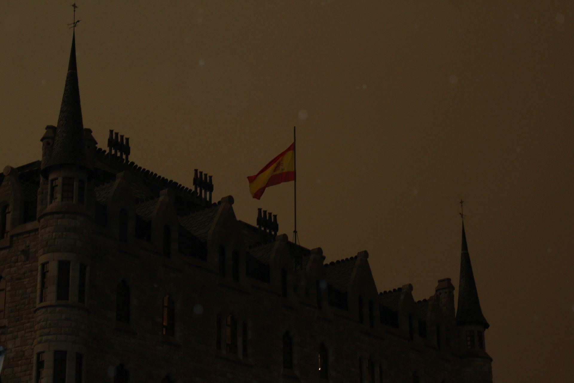 El cielo de León se cubre de rojo y llueve ceniza