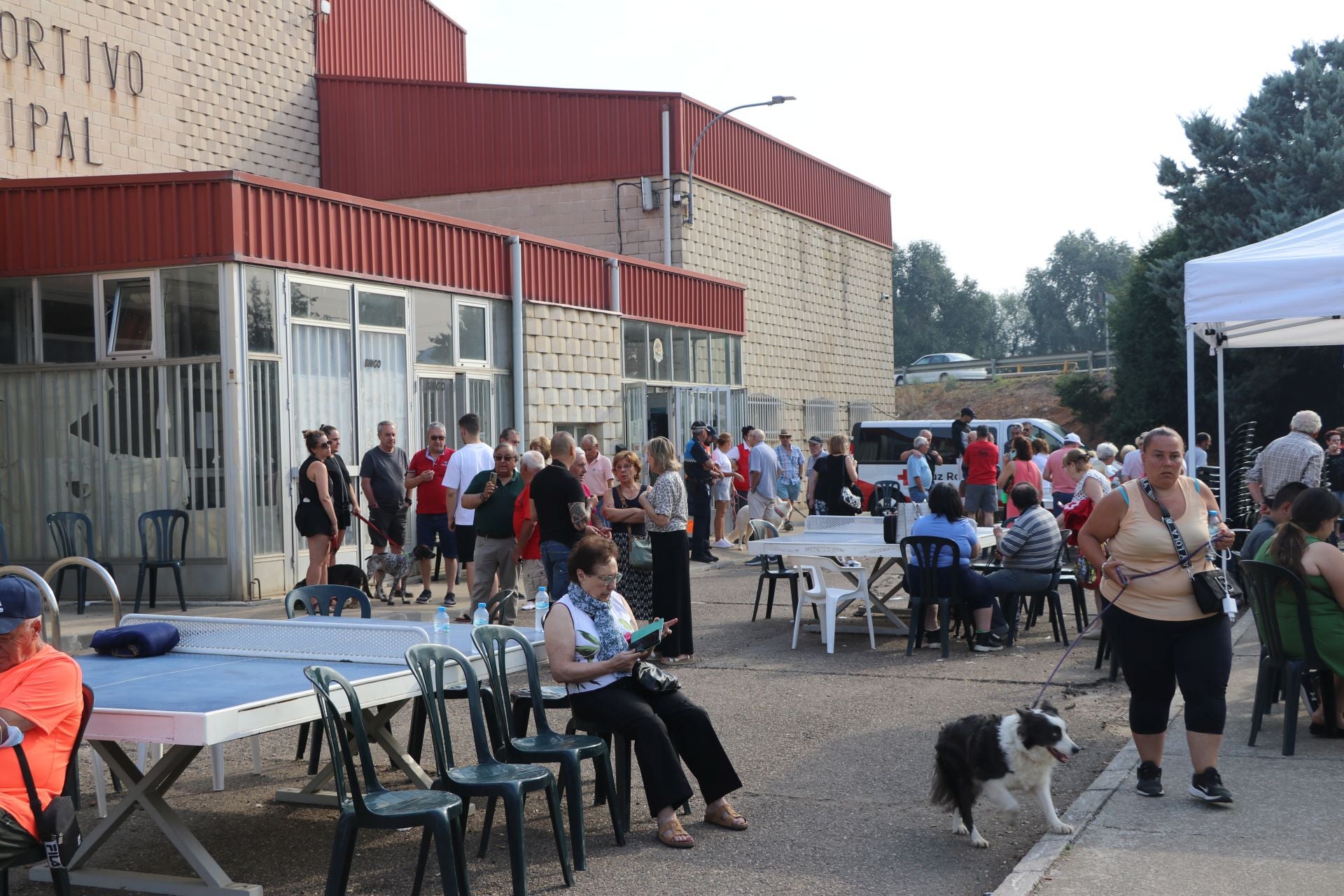 Tercer día de los desalojados en el polideportivo de La Bañeza
