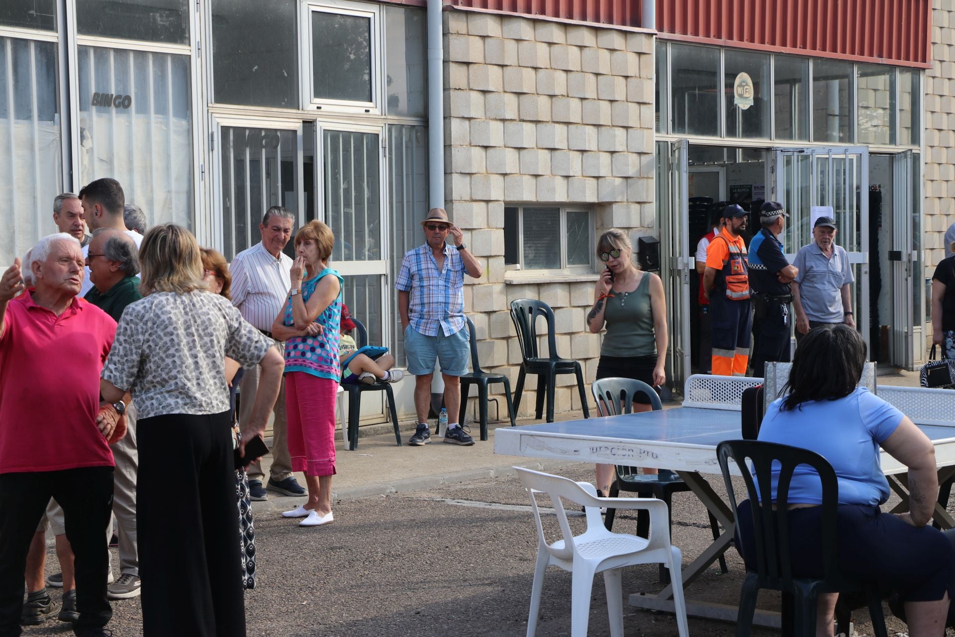 Tercer día de los desalojados en el polideportivo de La Bañeza