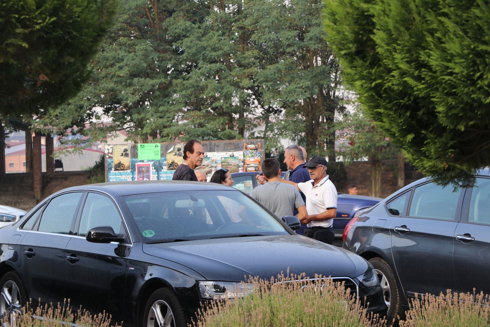 Tercer día de los desalojados en el polideportivo de La Bañeza