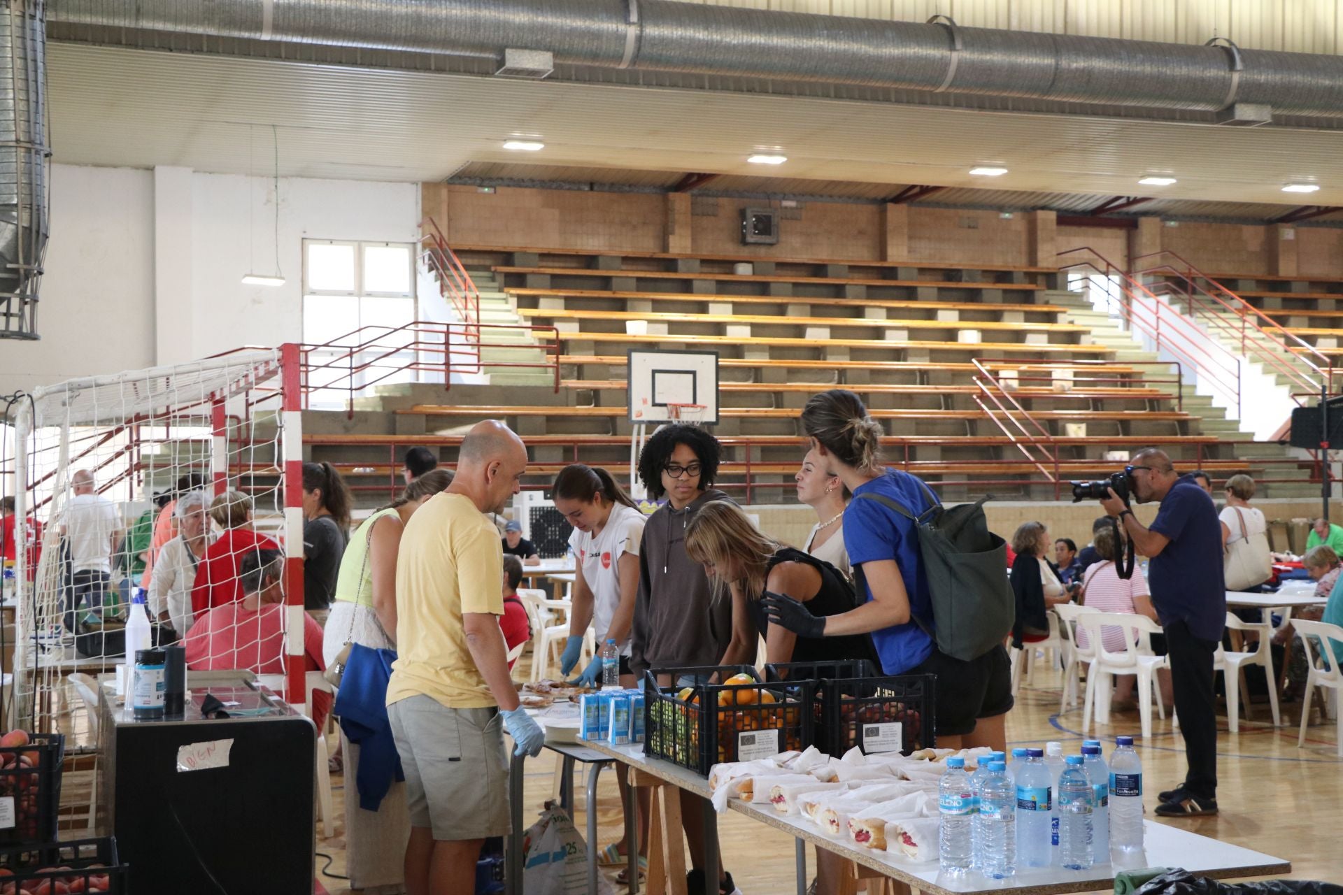 Tercer día de los desalojados en el polideportivo de La Bañeza