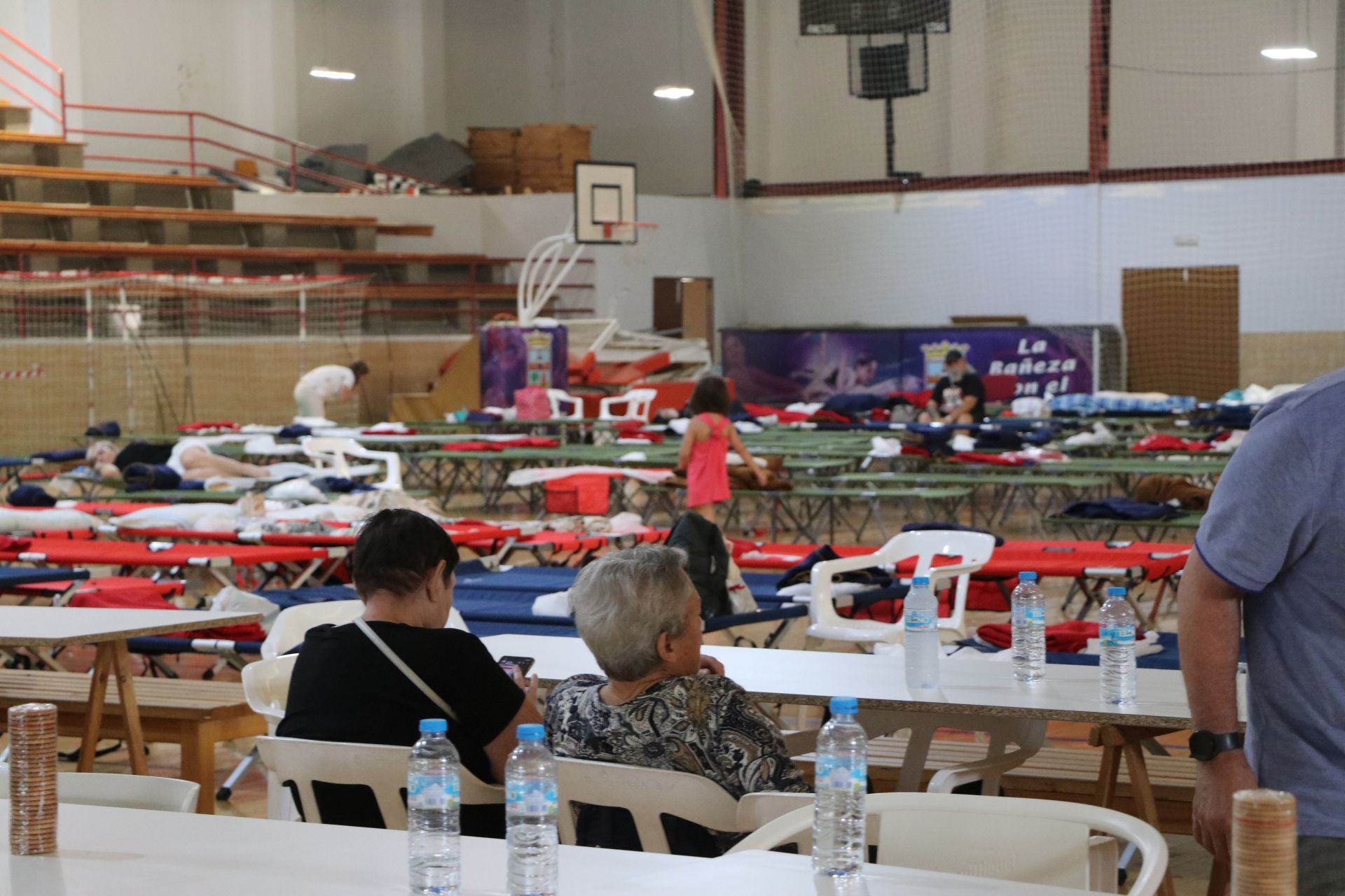 Tercer día de los desalojados en el polideportivo de La Bañeza