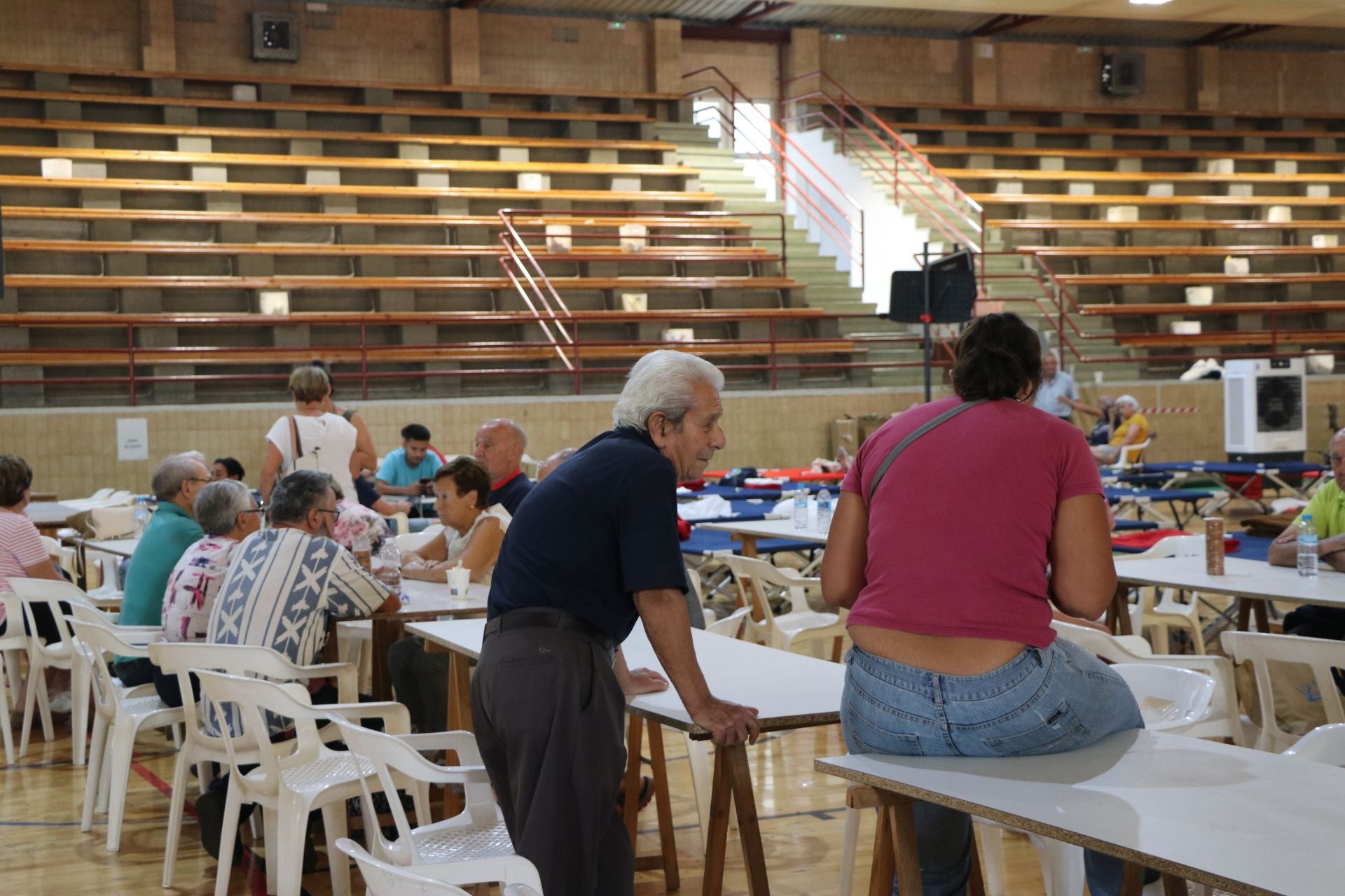 Tercer día de los desalojados en el polideportivo de La Bañeza