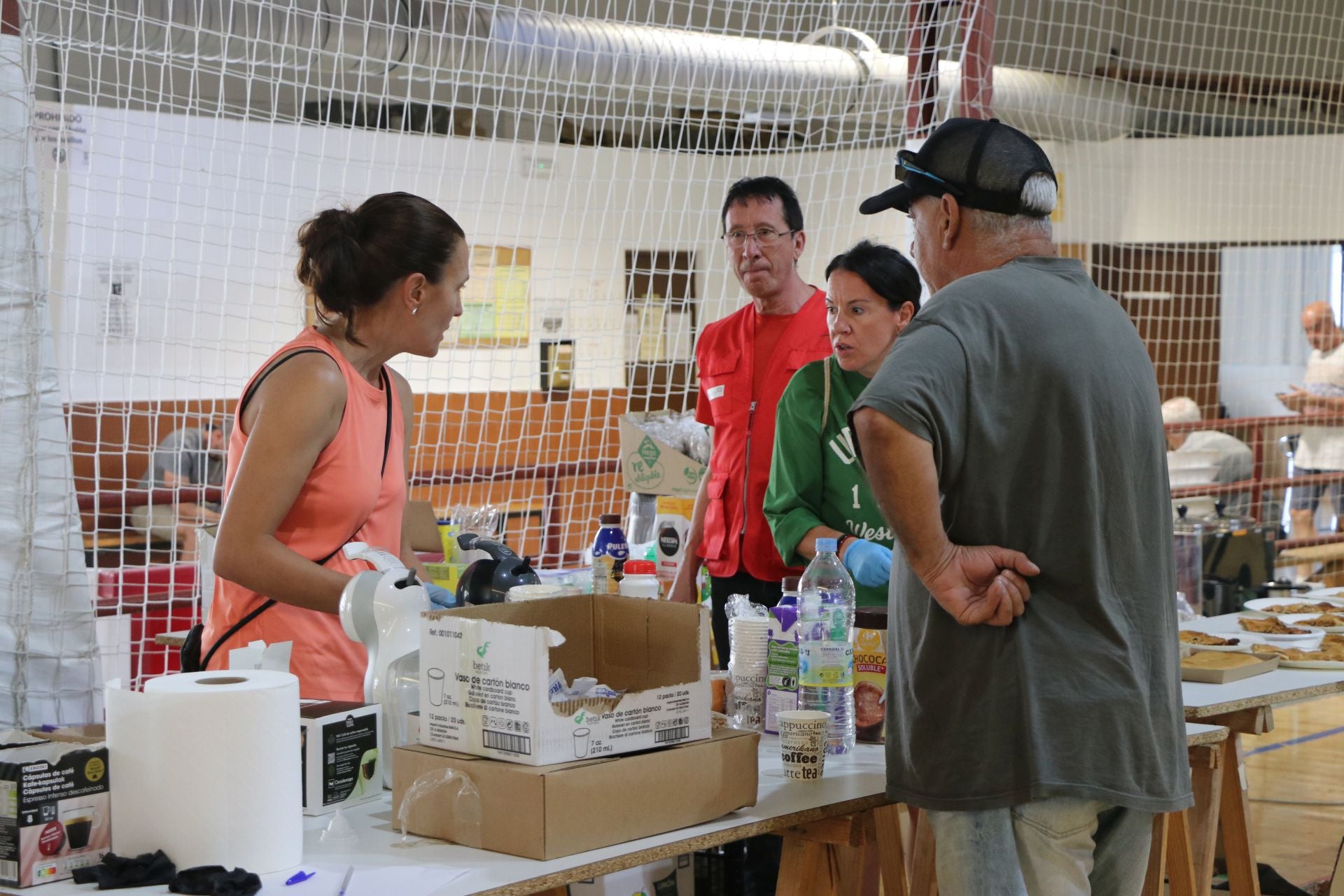 Tercer día de los desalojados en el polideportivo de La Bañeza