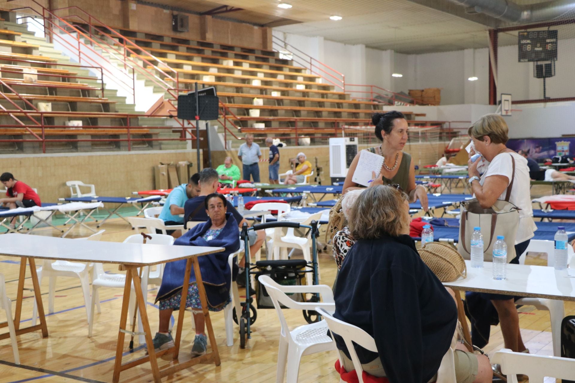 Tercer día de los desalojados en el polideportivo de La Bañeza