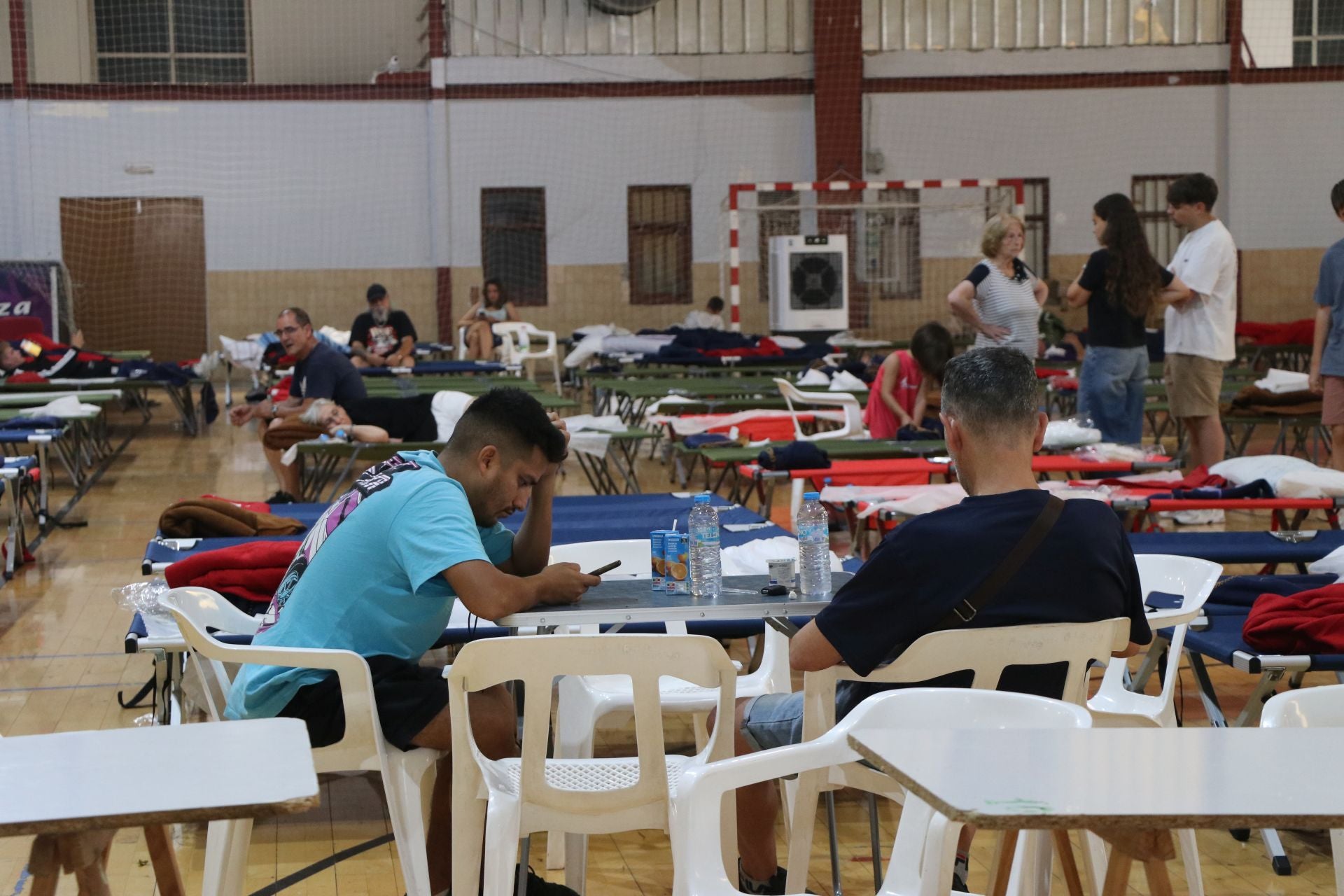 Tercer día de los desalojados en el polideportivo de La Bañeza