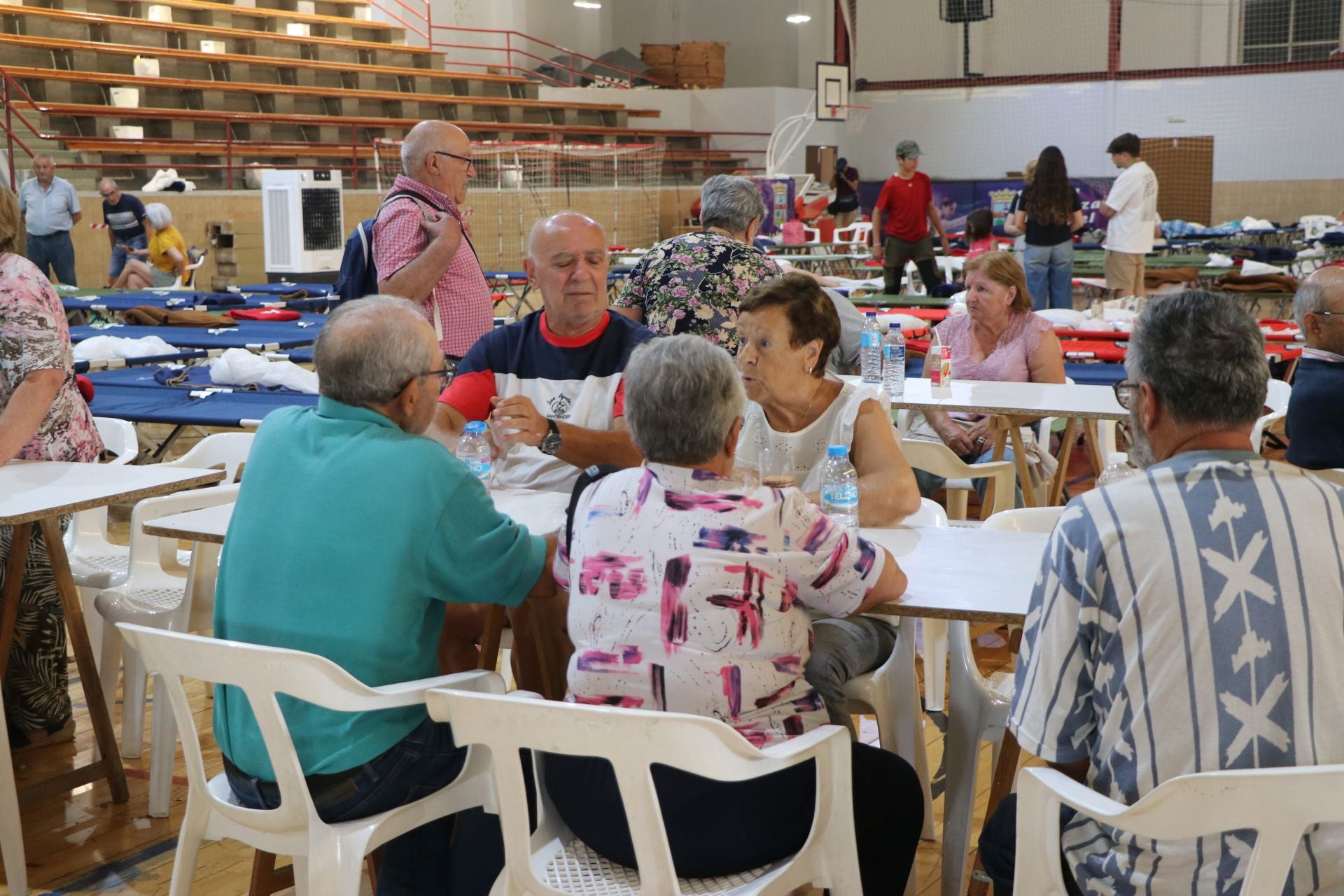 Tercer día de los desalojados en el polideportivo de La Bañeza