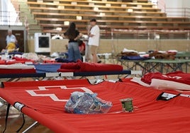 Cientos de camas de Cruz Roja en el polideportivo de La Bañeza.