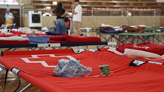 Tercer día de los desalojados en el polideportivo de La Bañeza
