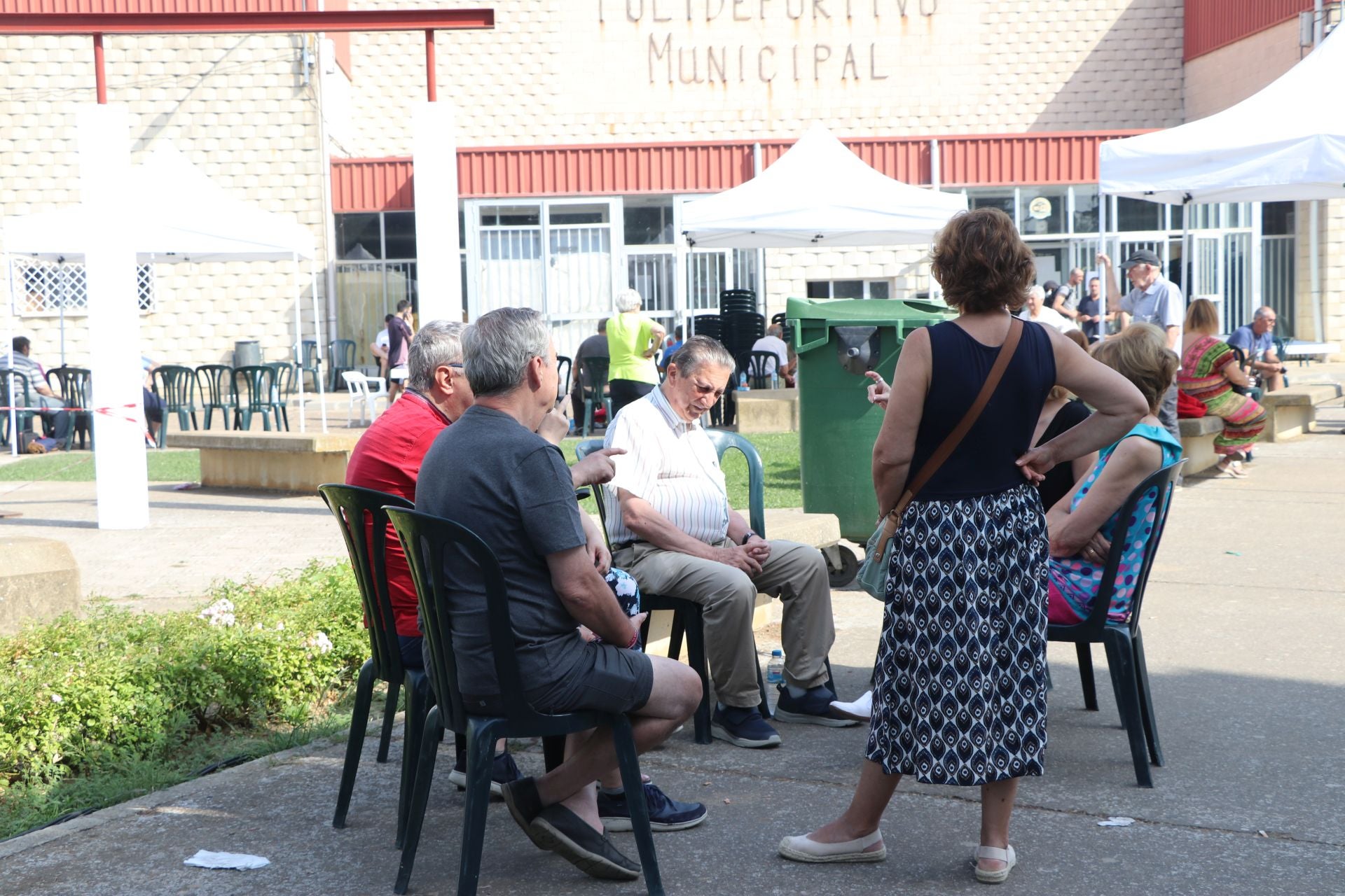 Tercer día de los desalojados en el polideportivo de La Bañeza