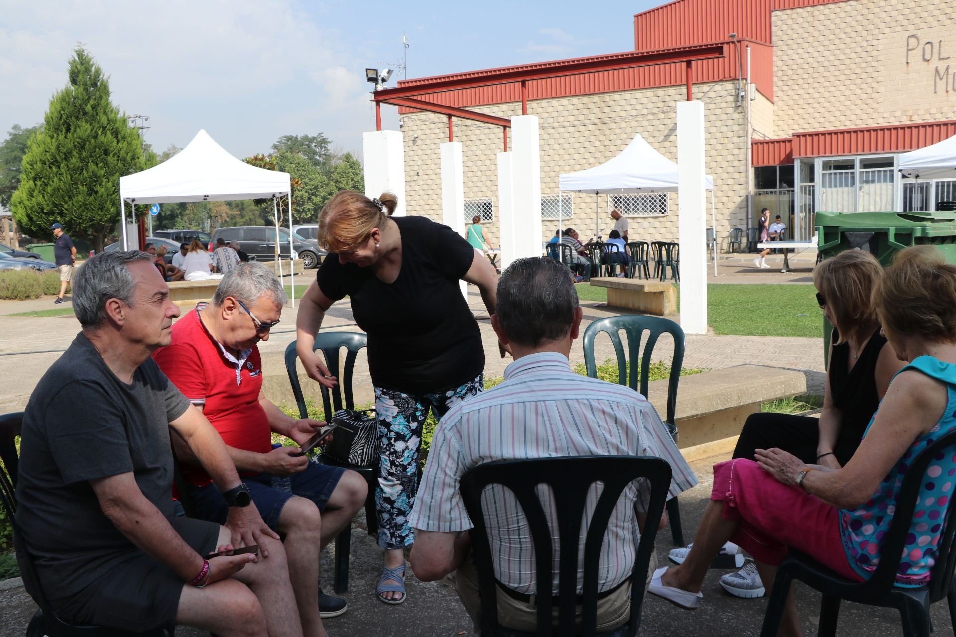 Tercer día de los desalojados en el polideportivo de La Bañeza