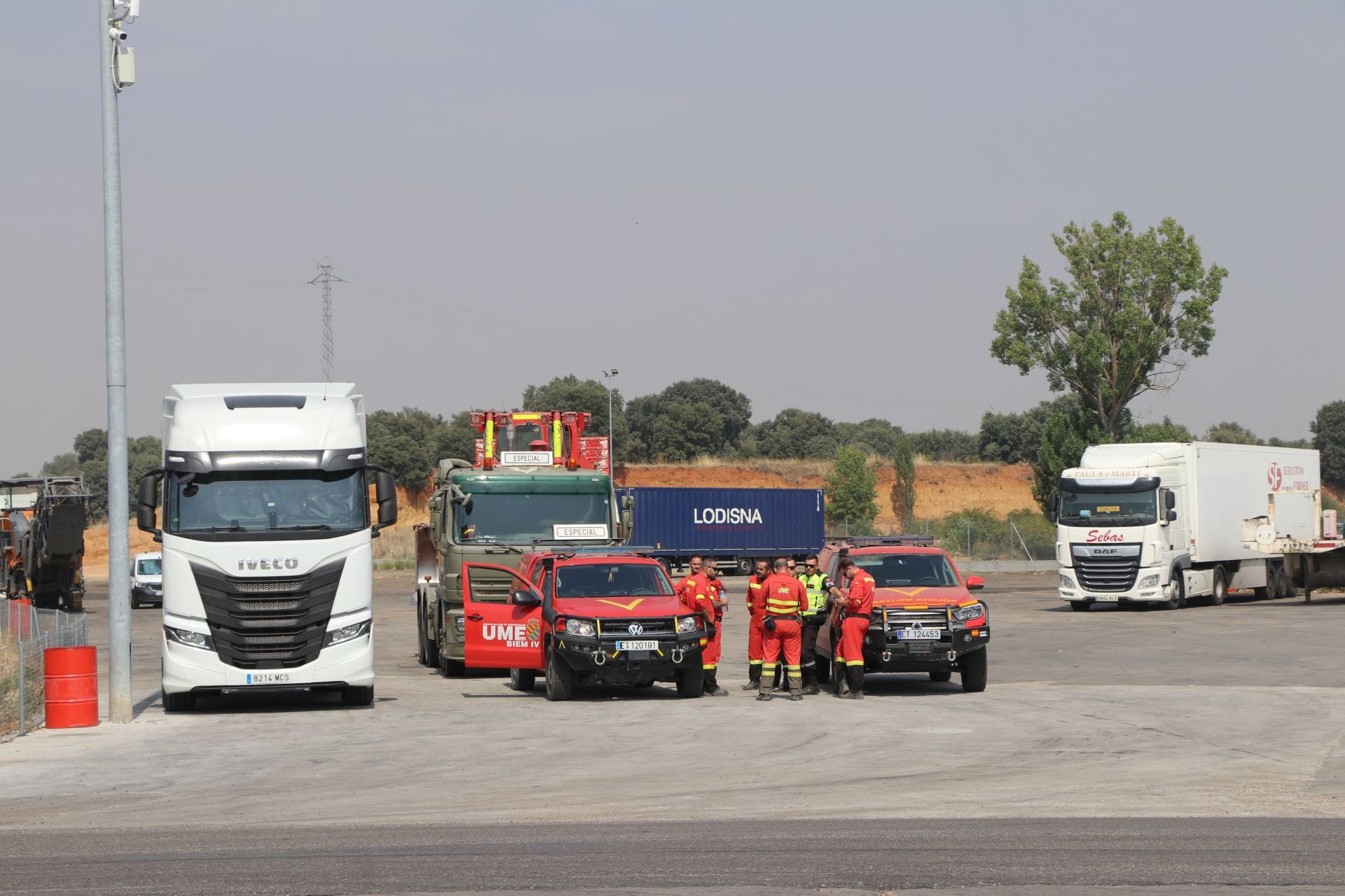 Tercer día de los desalojados en el polideportivo de La Bañeza